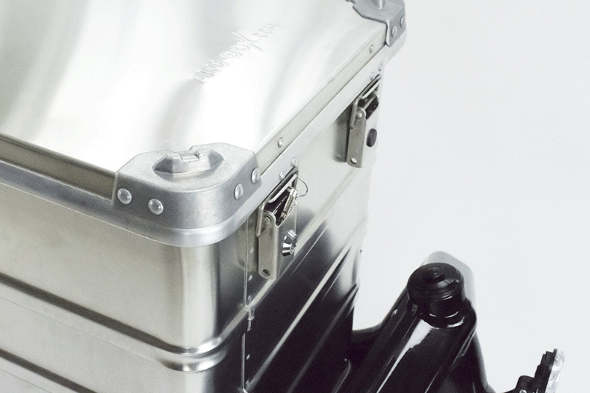 Closeup of the transport box buckles on an aluminium box, mounted on the cargo bed of a Bullitt cargo bike