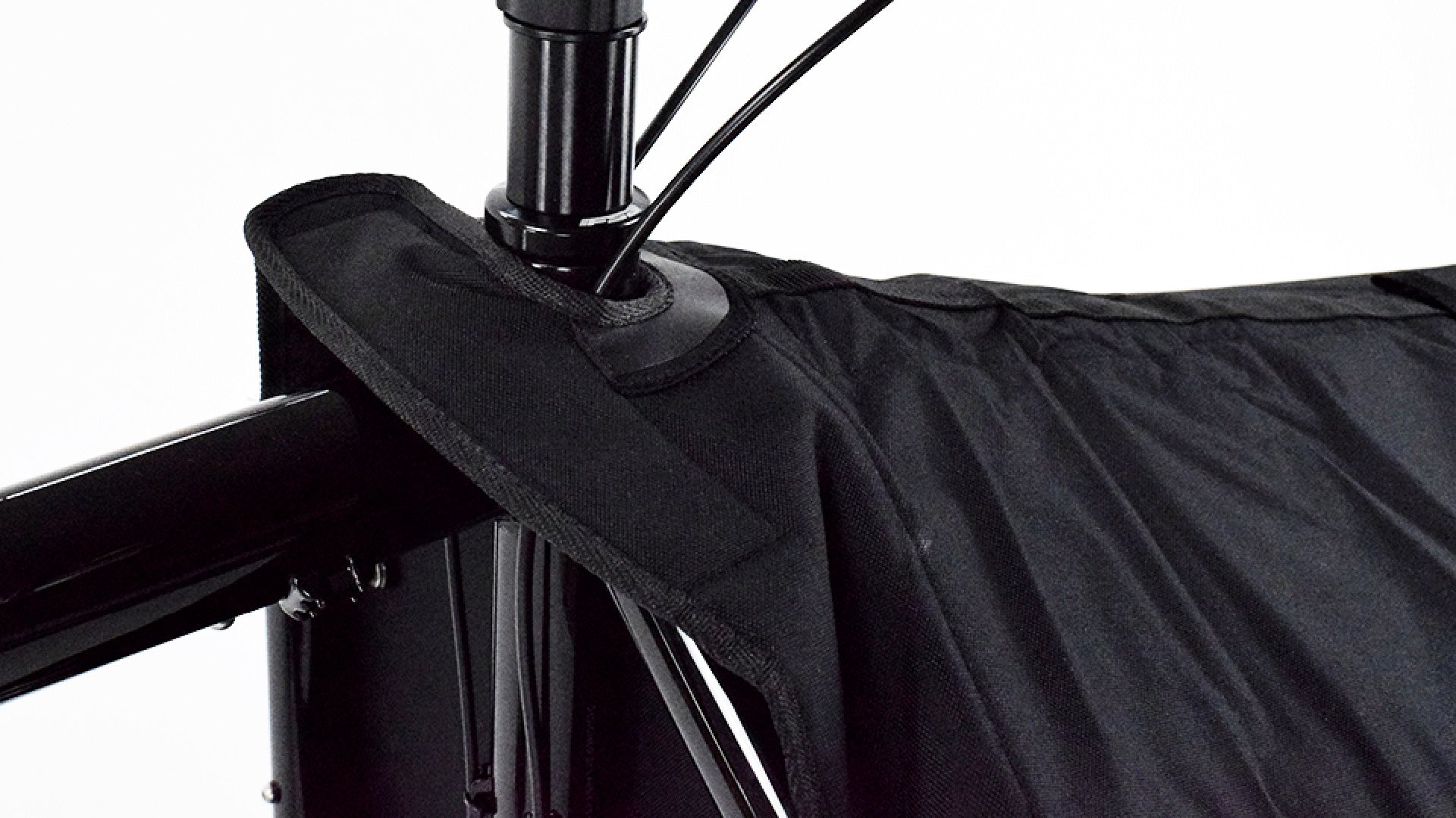 Detail picture of the closing mechanism of the BBX hood