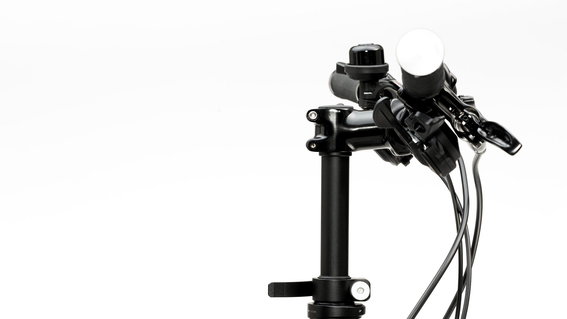 Closeup of a 60 mm stem mounted on an Easy Up stemlifter, seen from the side.
