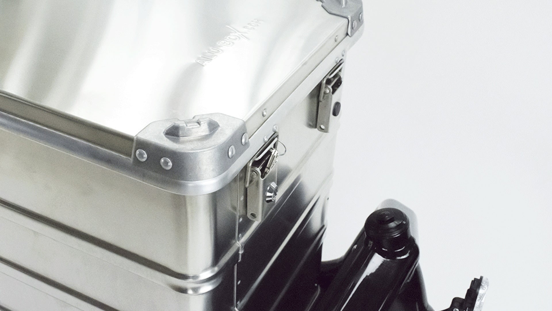 Closeup of the transport box buckles on an aluminium box, mounted on the cargo bed of a Bullitt cargo bike