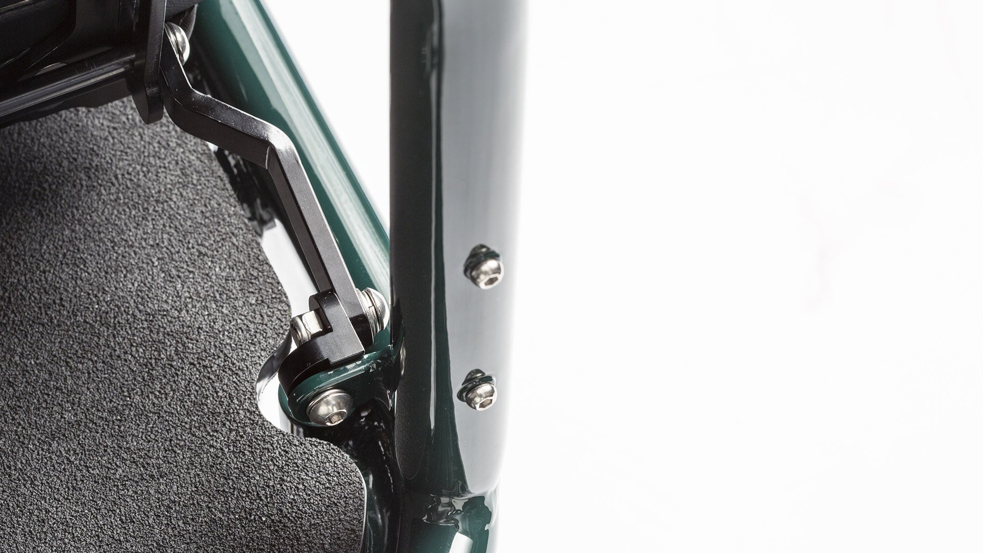 Race Bullitt with a Foldable Seat, Bolts close up